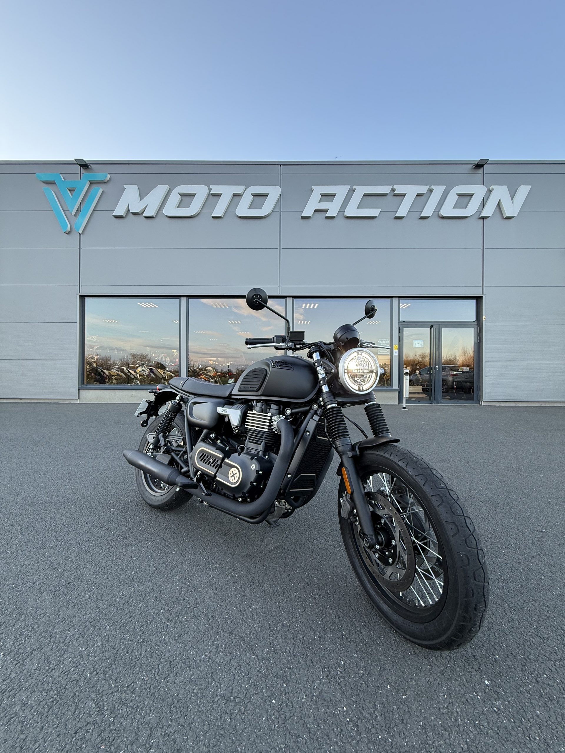 Lire la suite à propos de l’article BRIXTON 1200 CROMWELL